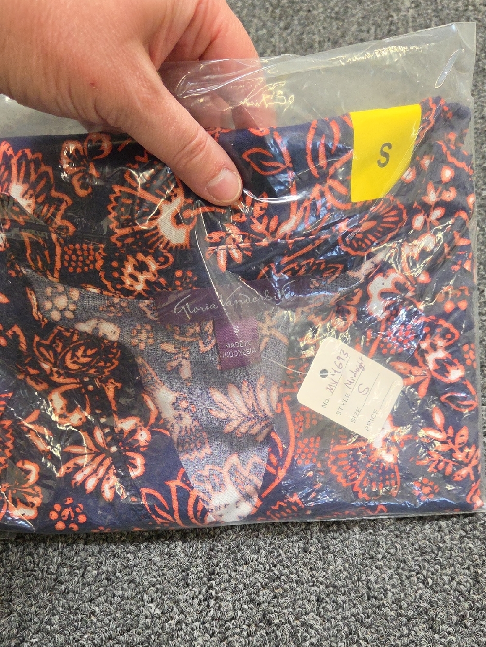 (#1) Gloria Vanderbilt Navy Blue Floral Print Women’s Top